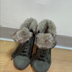 Aldo green 👟 boots with grey fur